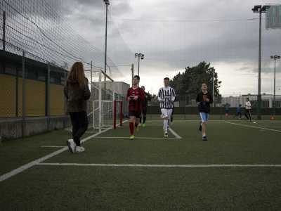 Scambiamo due chiacchiere con il 16enne attaccante Claudio. Ha un fisico snello, indossa un completo del Milan e sfoggia il sorriso gentile di chi ha superato una dura battaglia